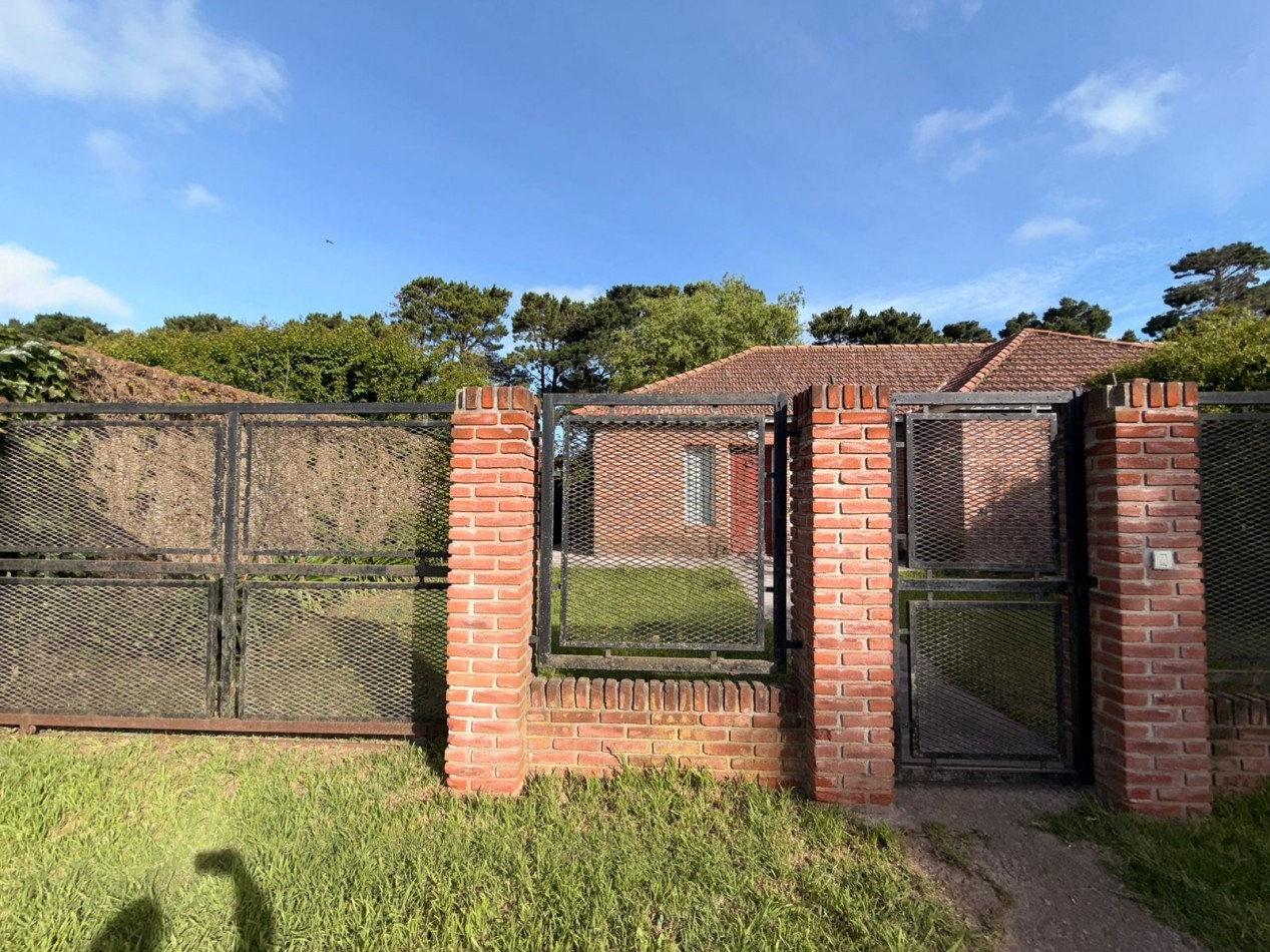 CASA 3 AMBIENTES EN LOMAS DEL GOLF