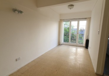 AMBIENTE A LA CALLE CON BALCON