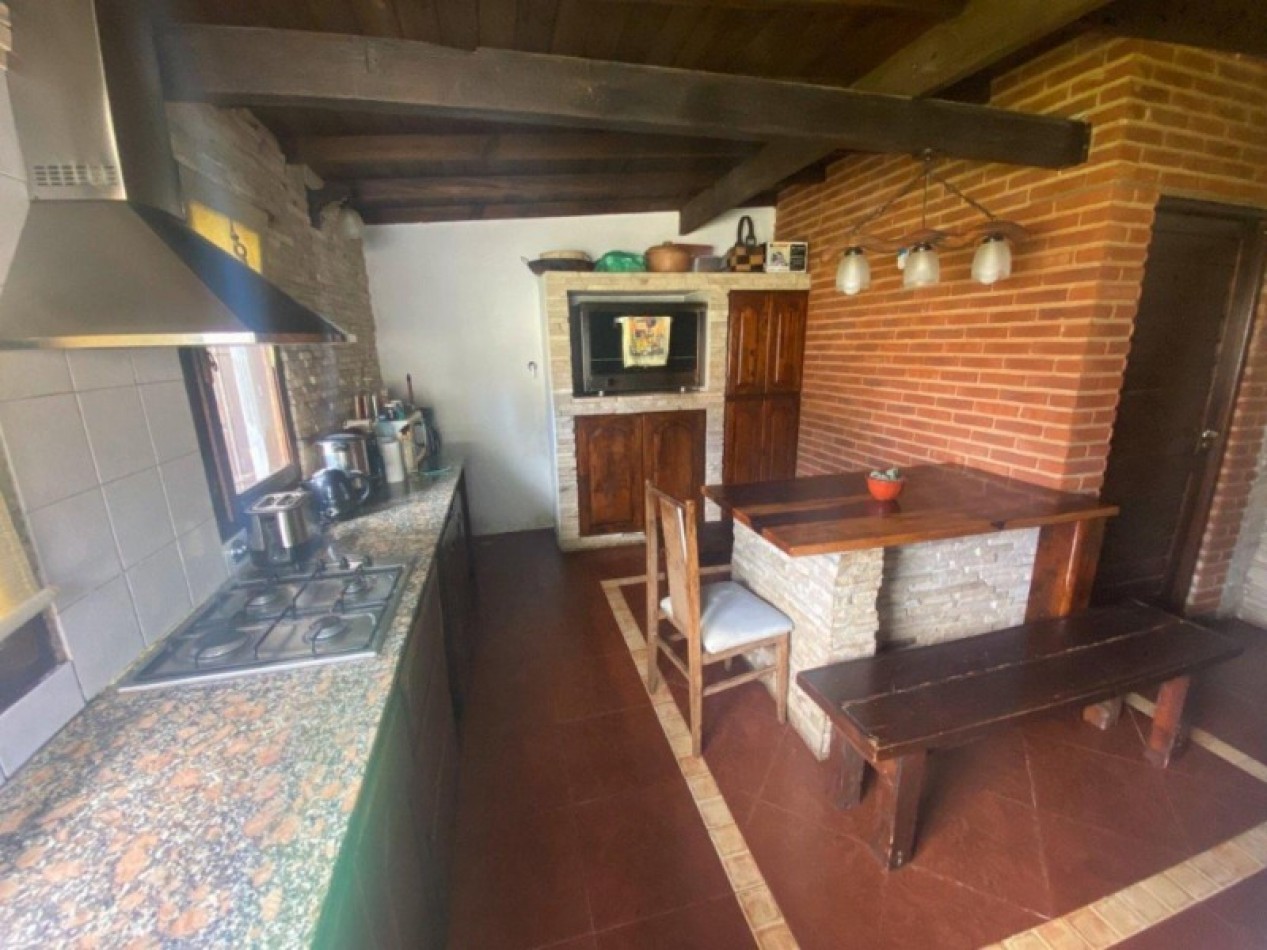 Chalet de 3 ambientes con dependencia, garaje y parque con parrilla.