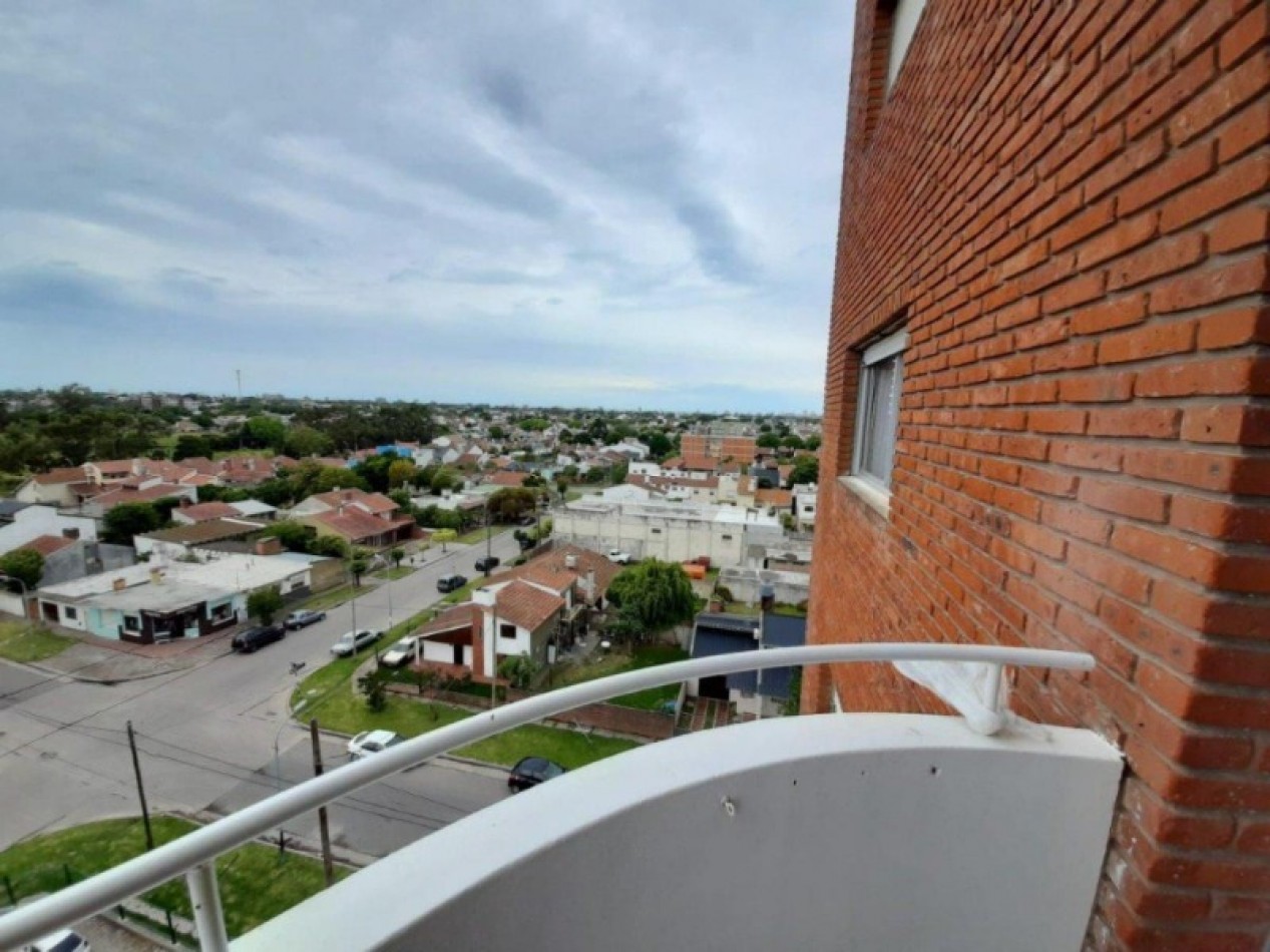 Departamento de 3 ambientes con balcon y vista panoramica a la ciudad.