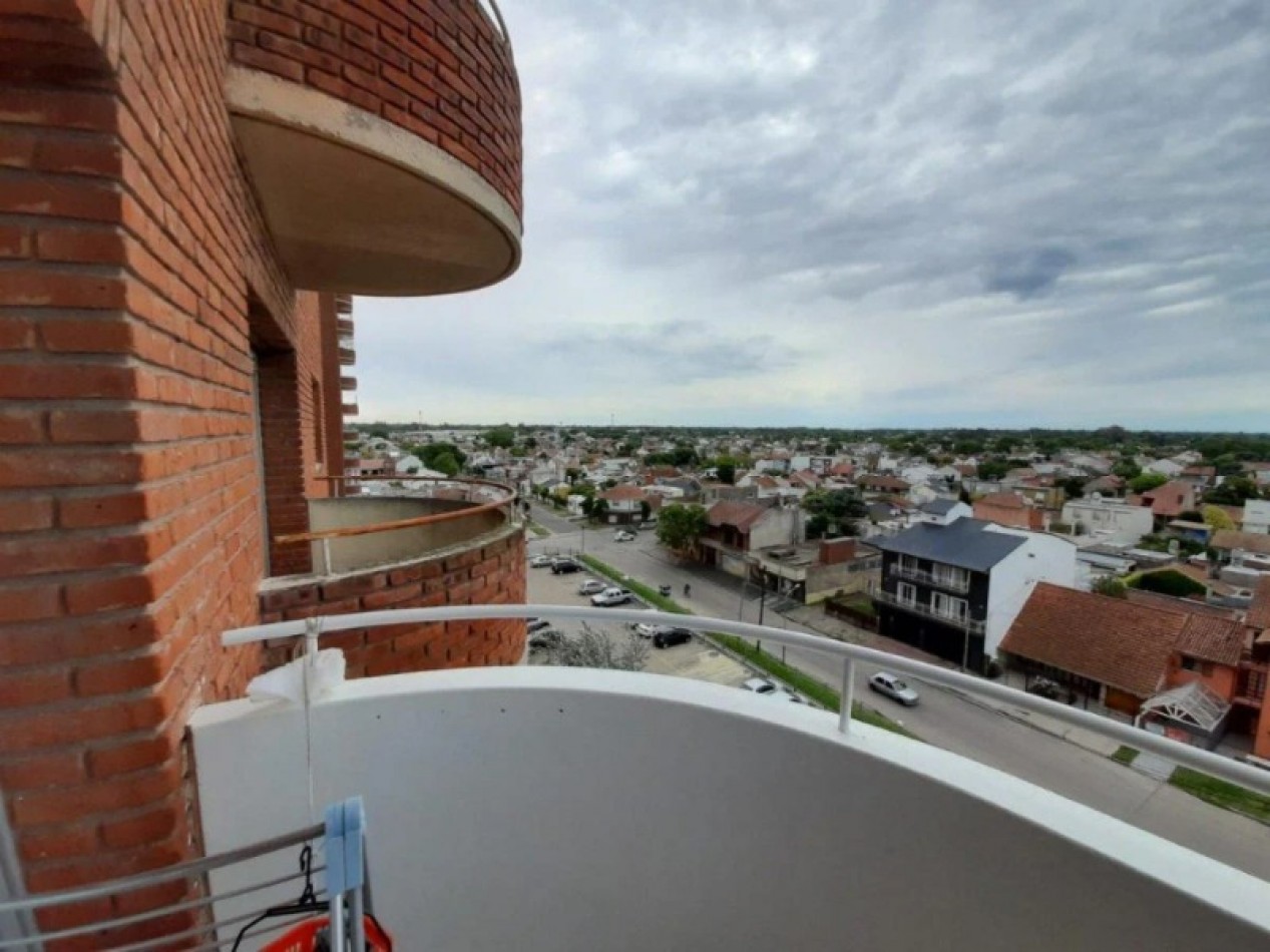 Departamento de 3 ambientes con balcon y vista panoramica a la ciudad.