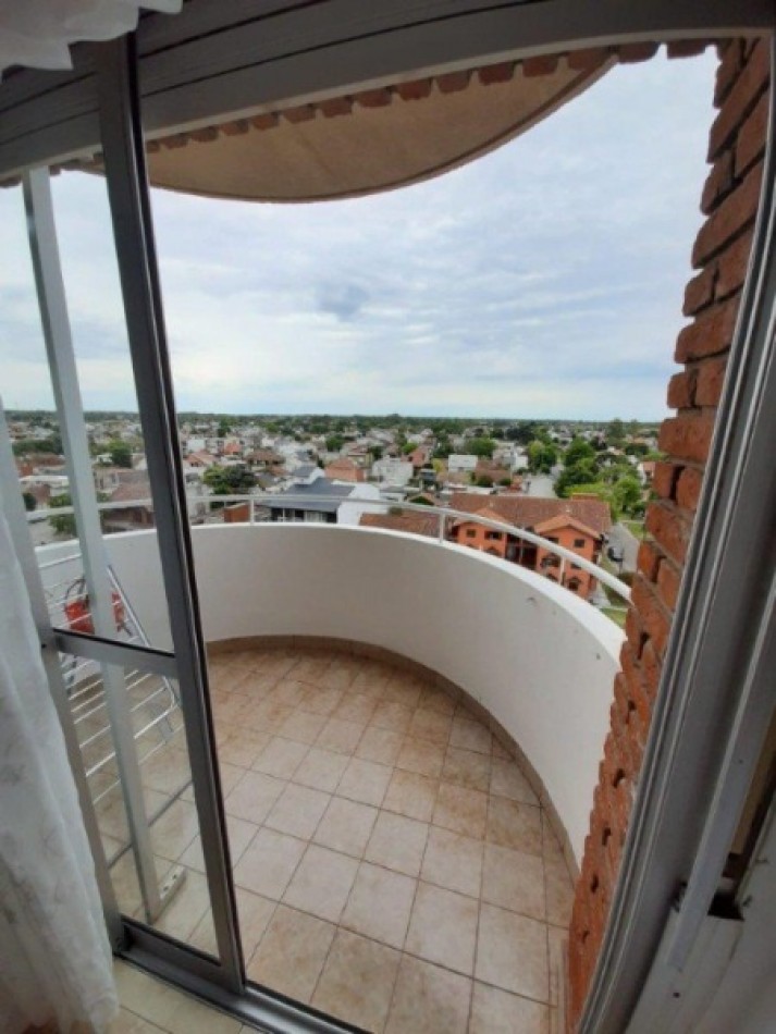 Departamento de 3 ambientes con balcon y vista panoramica a la ciudad.