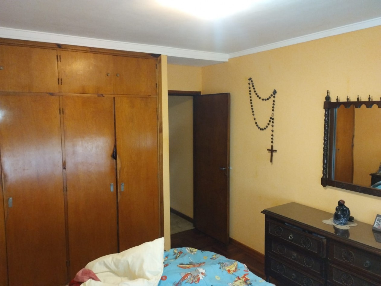 CHALET 4 AMBIENTES EN BARRIO LAS LILAS.