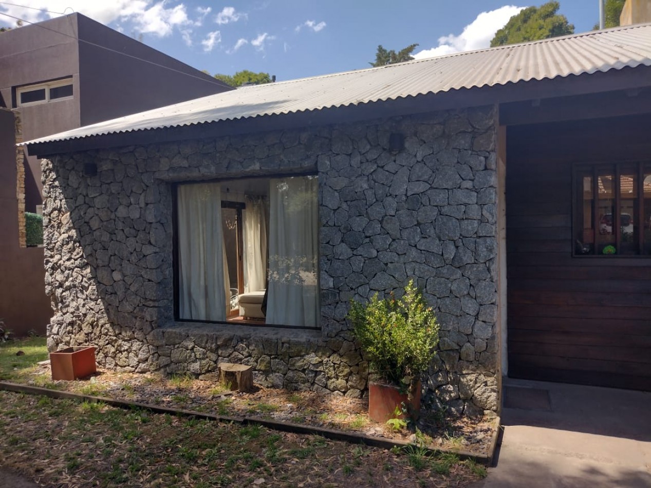 CHALET DE 4 AMBIENTES EN EL BOSQUE PERALTA RAMOS. ACEPTA PERMUTA MENOR VALOR