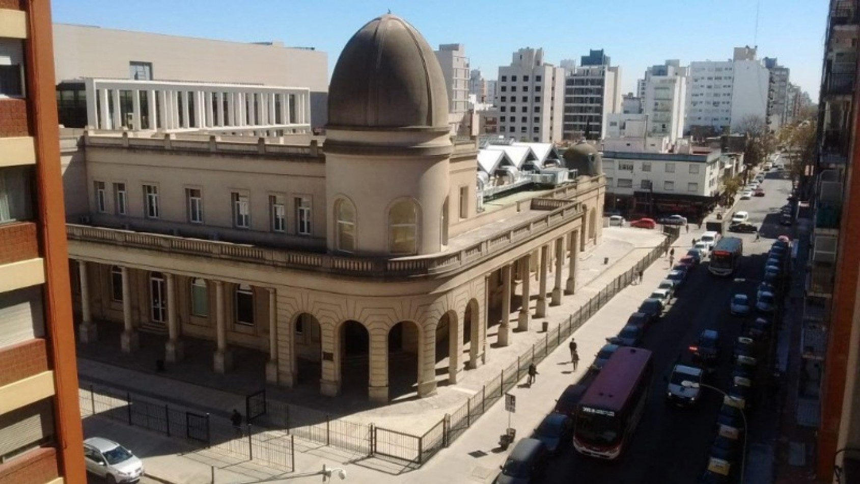 Departamento de 3 ambientes a la calle con balcon saliente