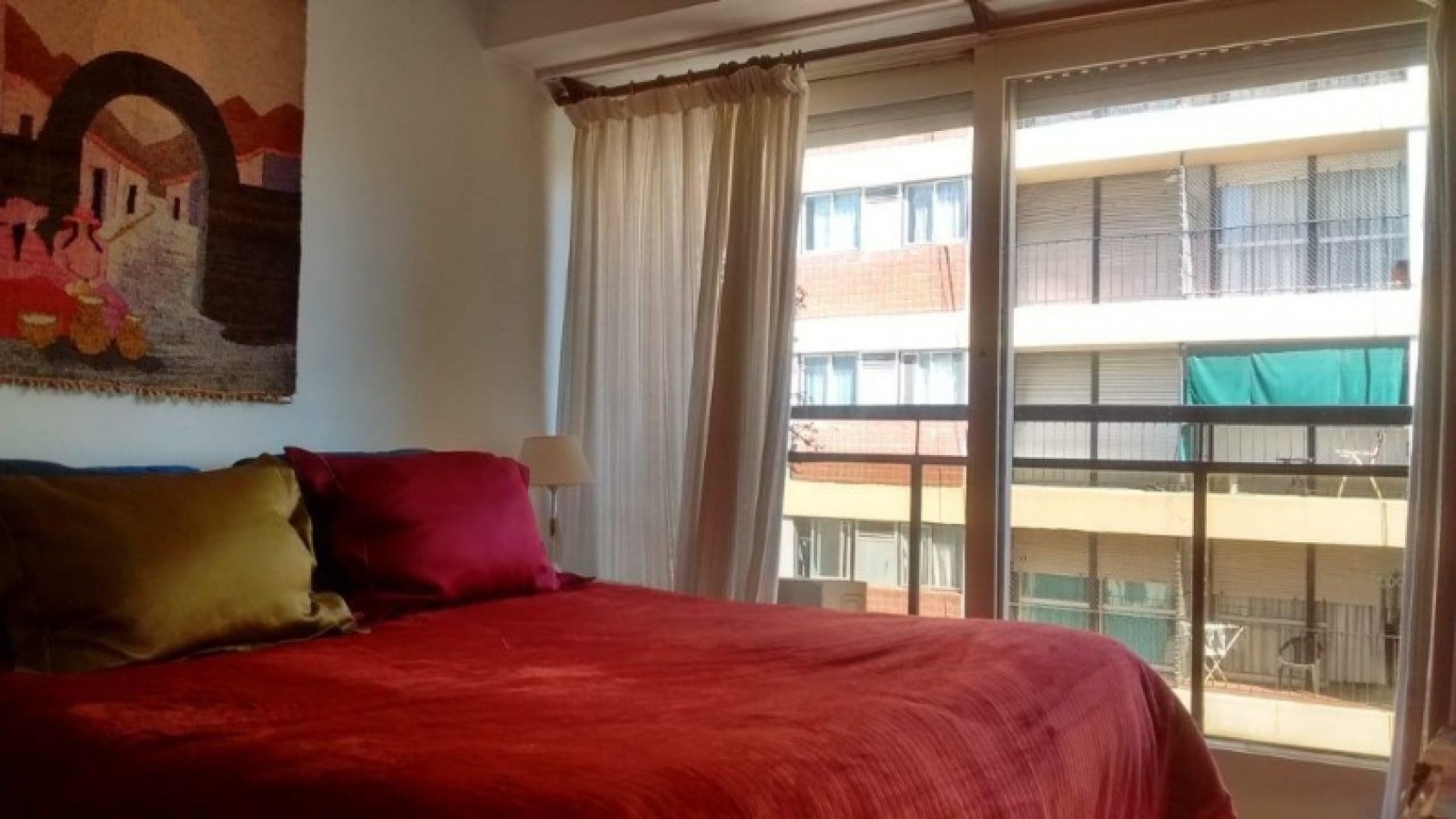 Departamento de 3 ambientes a la calle con balcon saliente