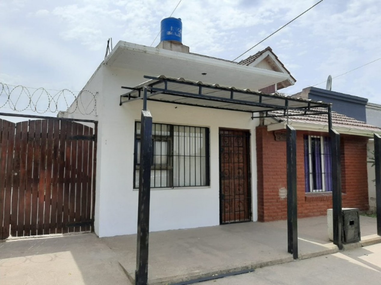 Casa de 3 ambientes y departamento al fondo con patio dividido