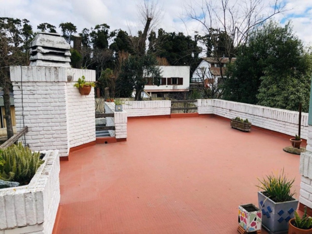 Residencia de 7 ambientes con parque y terraza