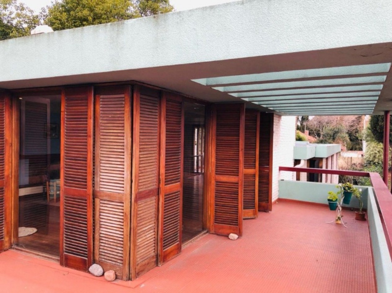 Residencia de 7 ambientes con parque y terraza