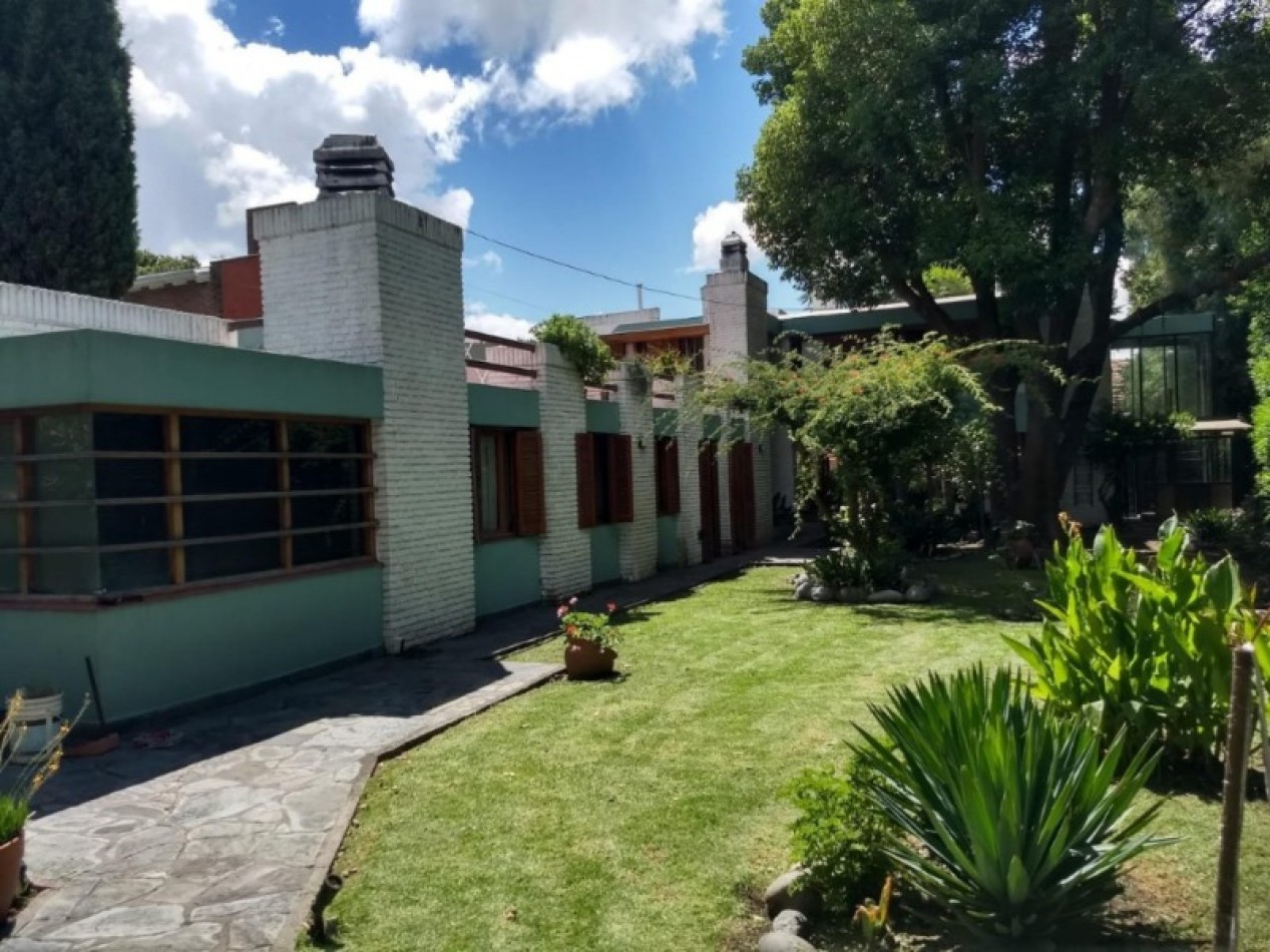 Residencia de 7 ambientes con parque y terraza