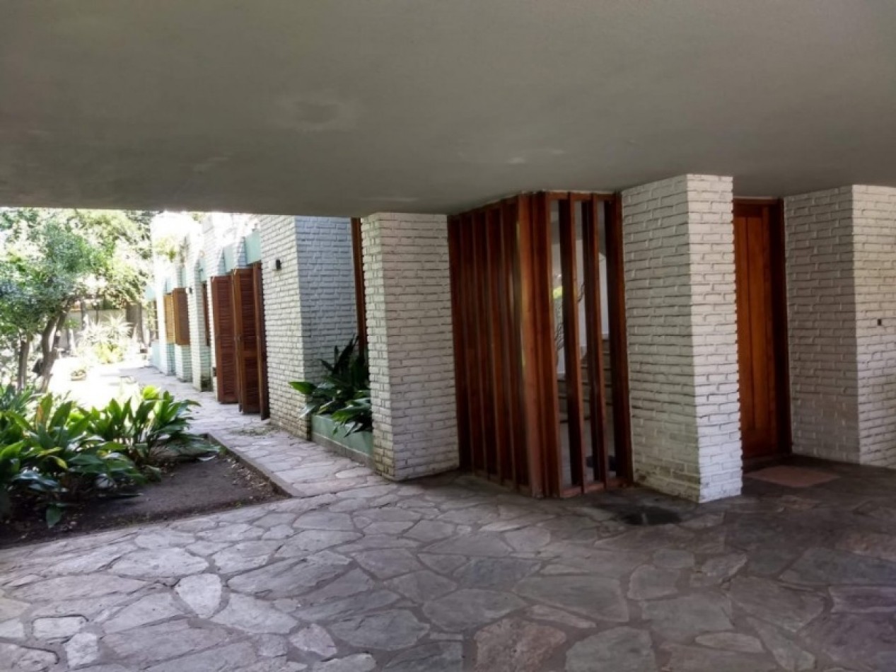 Residencia de 7 ambientes con parque y terraza