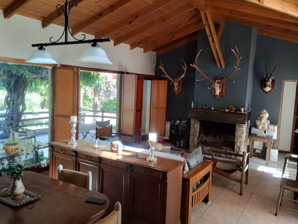 IMPECABLE CHALET CON GRAN PARQUE Y PISCINA. RUTA 226 KM 22