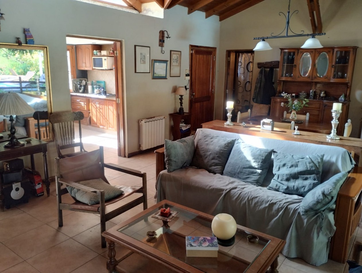 IMPECABLE CHALET CON GRAN PARQUE Y PISCINA. RUTA 226 KM 22