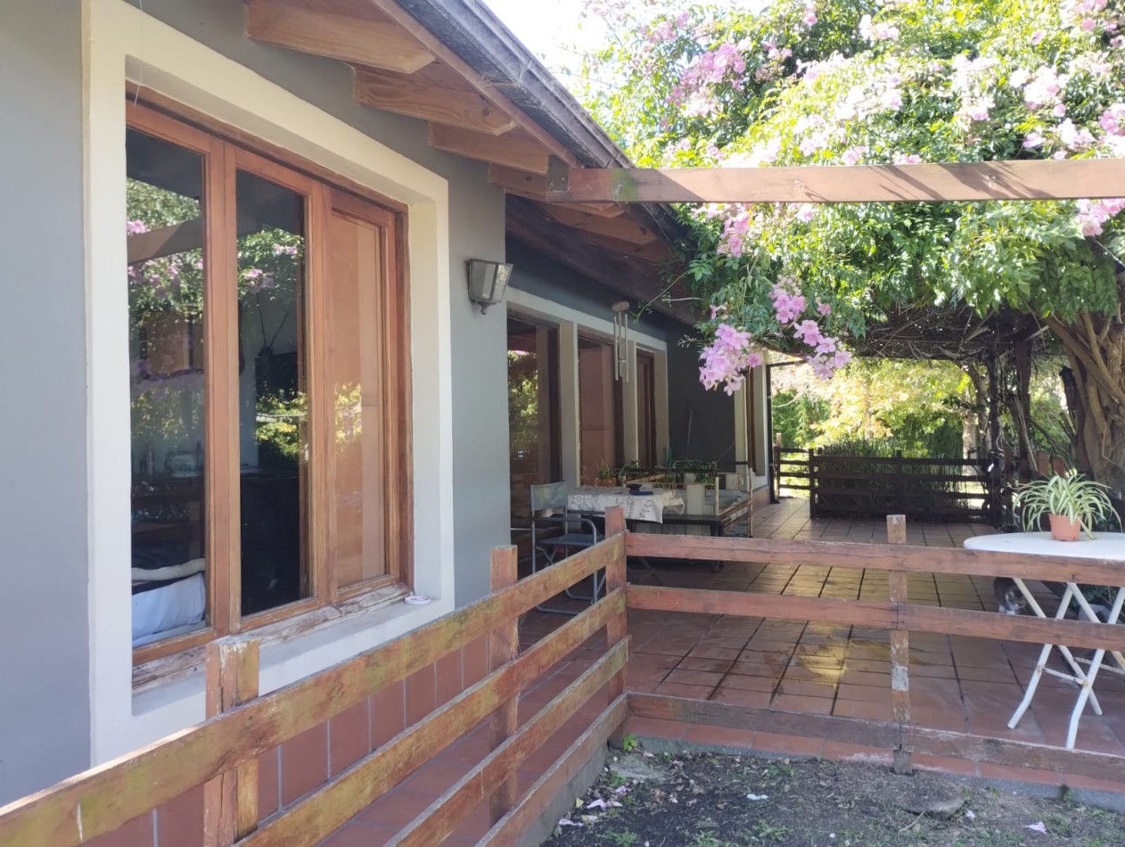 IMPECABLE CHALET CON GRAN PARQUE Y PISCINA. RUTA 226 KM 22