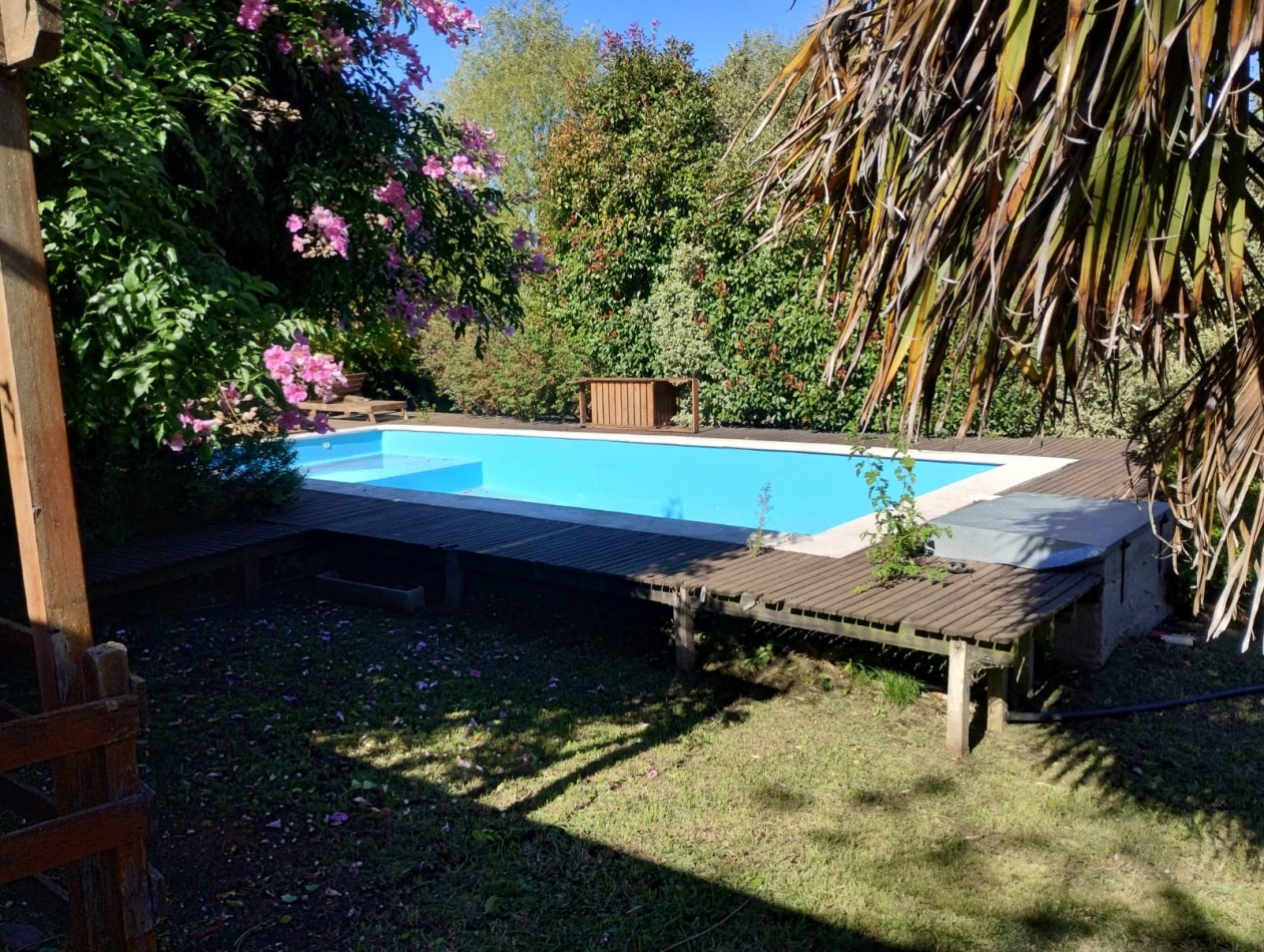 IMPECABLE CHALET CON GRAN PARQUE Y PISCINA. RUTA 226 KM 22