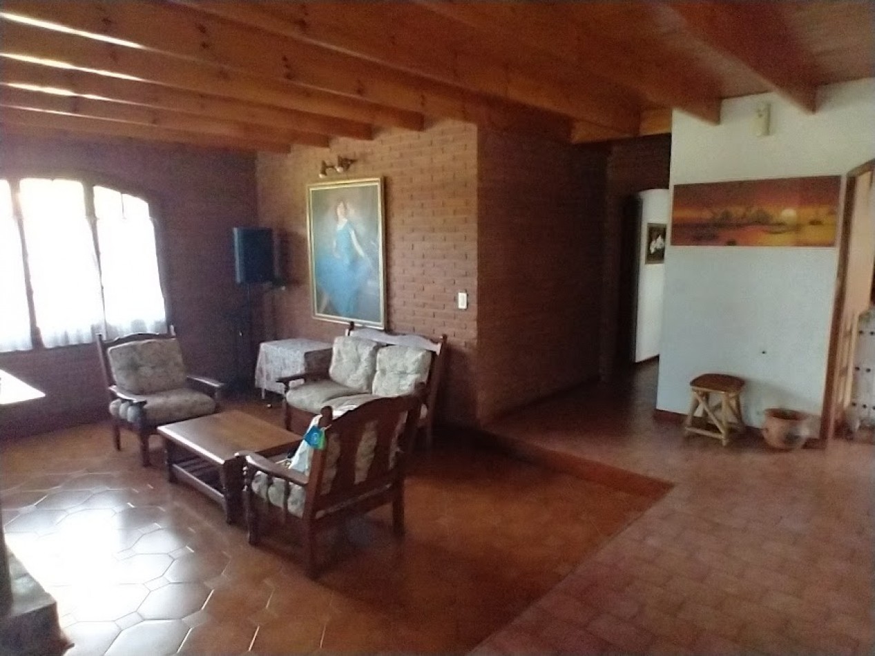 CHALET DE 4 AMBIENTES CON AMPLIO PARQUE A 7 CUADRAS DEL MAR. EL ALFAR.