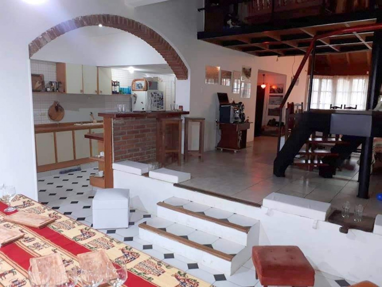 IMPECABLE CHALET DE 4 AMBIENTES CON PISICNA. CAISAMAR