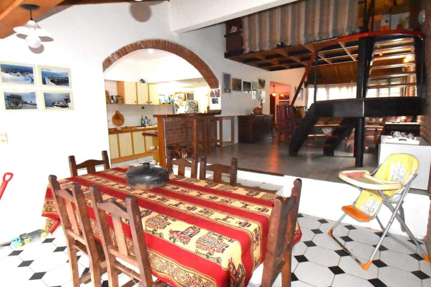 IMPECABLE CHALET DE 4 AMBIENTES CON PISICNA. CAISAMAR