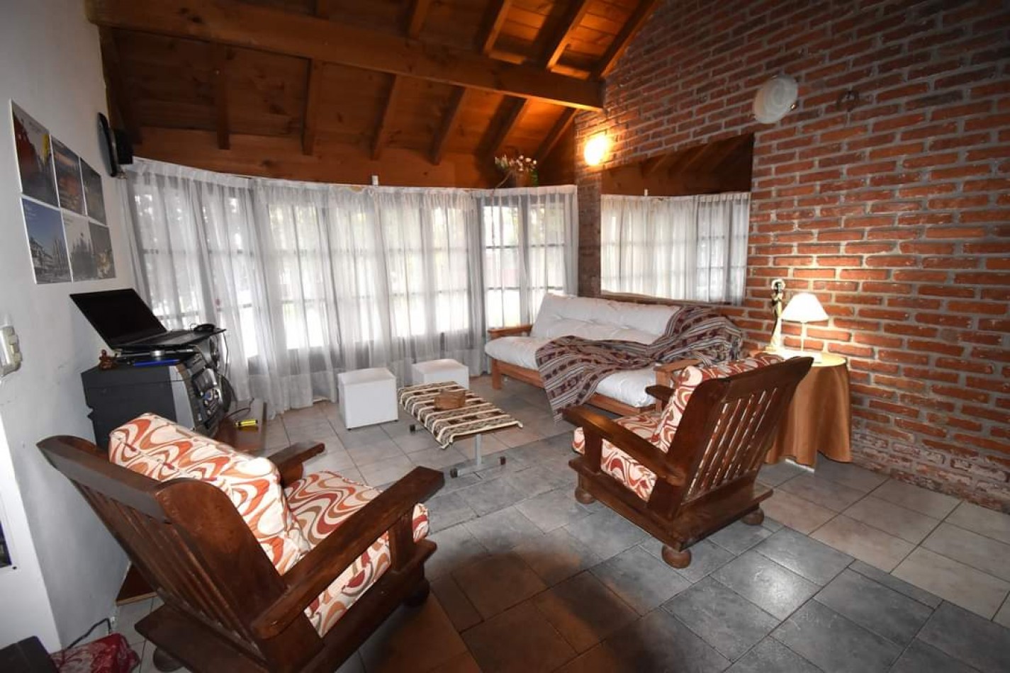 IMPECABLE CHALET DE 4 AMBIENTES CON PISICNA. CAISAMAR