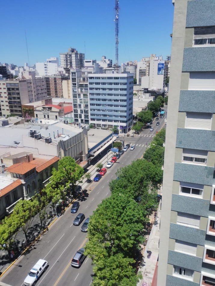 IMPECABLE PISO DE 240 METROS CON VISTA PANORAMICA. INDEPENDENCIA Y SAN MARTIN. PERMUTA