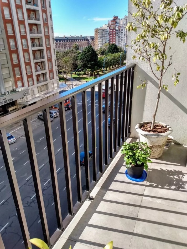 Departamento tres ambintes, dos baños, con terraza y balcon, zona centrica