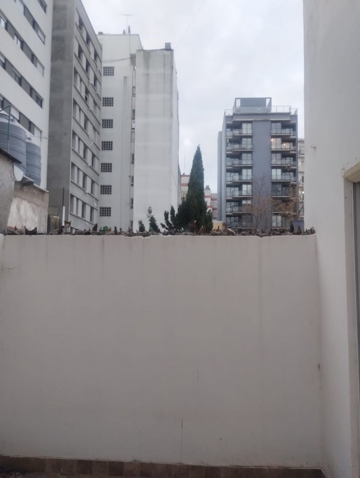 DEPARTAMENTO DE 2 AMBIENTES CON DOS PATIOS. ZONA GUEMES. FINANCIA EL 50% .