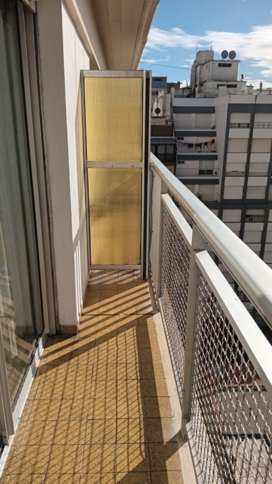 AMBIENTE CON BALCON SALIENTE EN MARAL 33