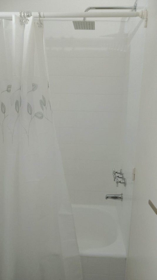 Departamento de 2 ambientes a la calle con balcon Corrientes y Rawson
