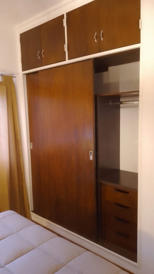 Departamento de 2 ambientes a la calle con balcon Corrientes y Rawson