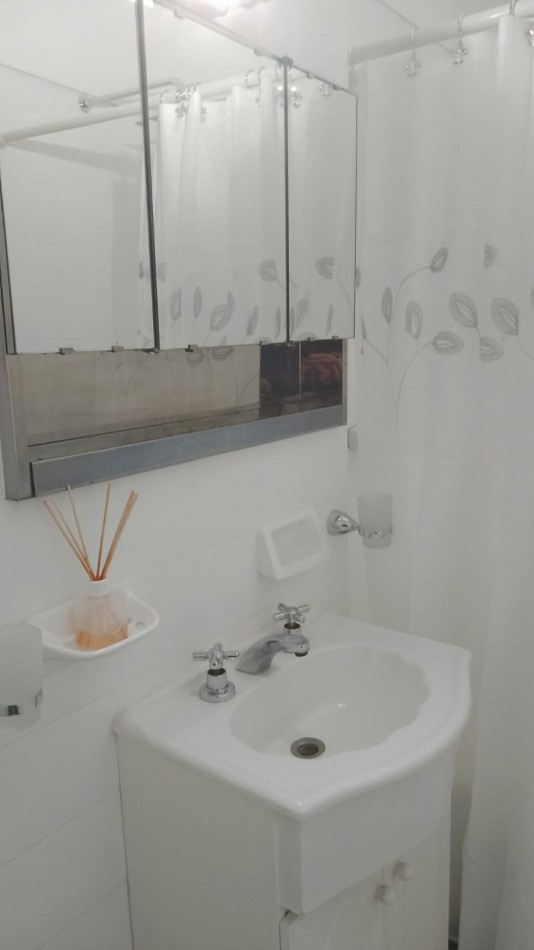 Departamento de 2 ambientes a la calle con balcon Corrientes y Rawson