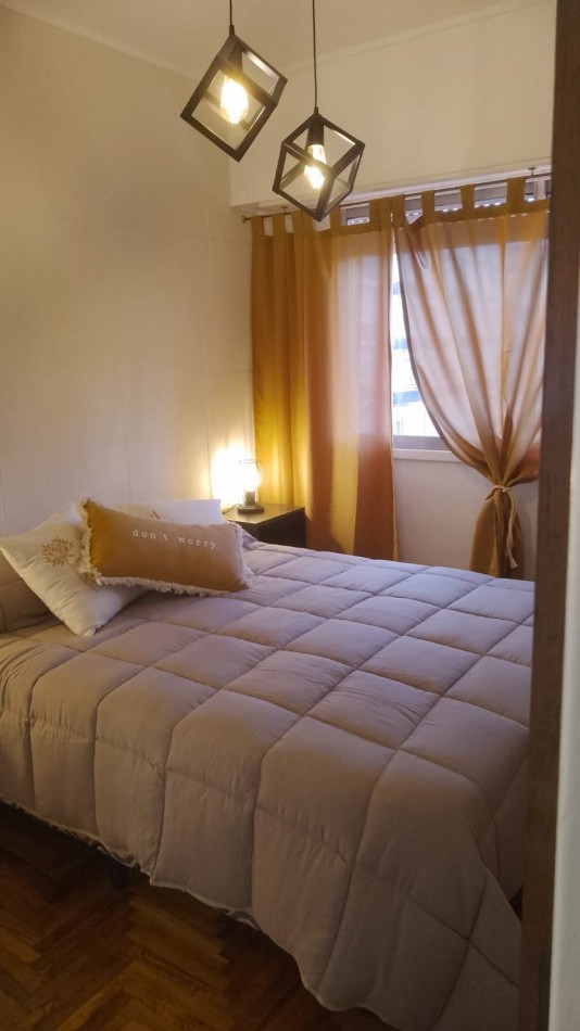Departamento de 2 ambientes a la calle con balcon Corrientes y Rawson