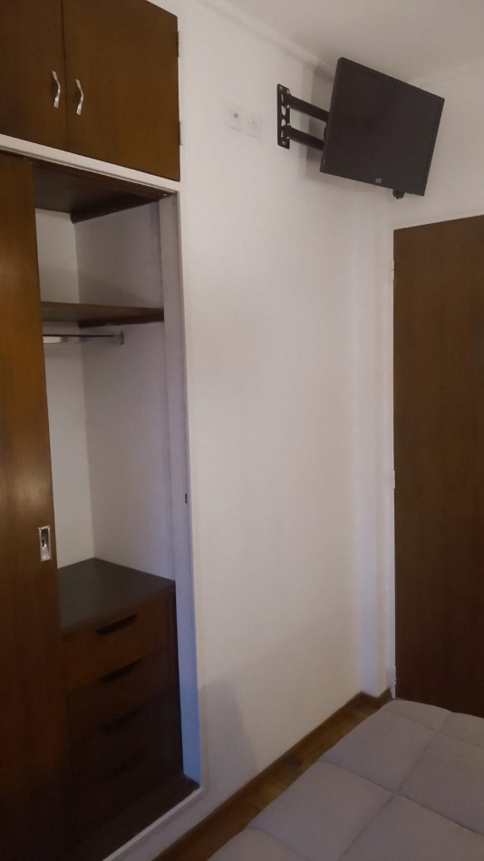 Departamento de 2 ambientes a la calle con balcon Corrientes y Rawson
