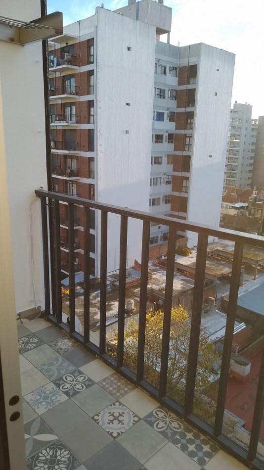 Departamento de 2 ambientes a la calle con balcon Corrientes y Rawson