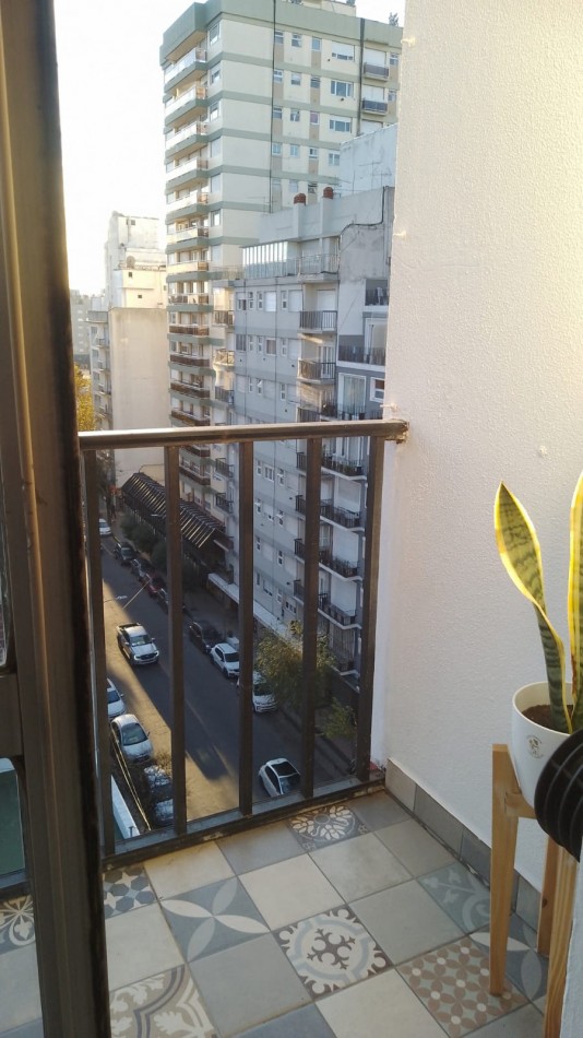 Departamento de 2 ambientes a la calle con balcon Corrientes y Rawson
