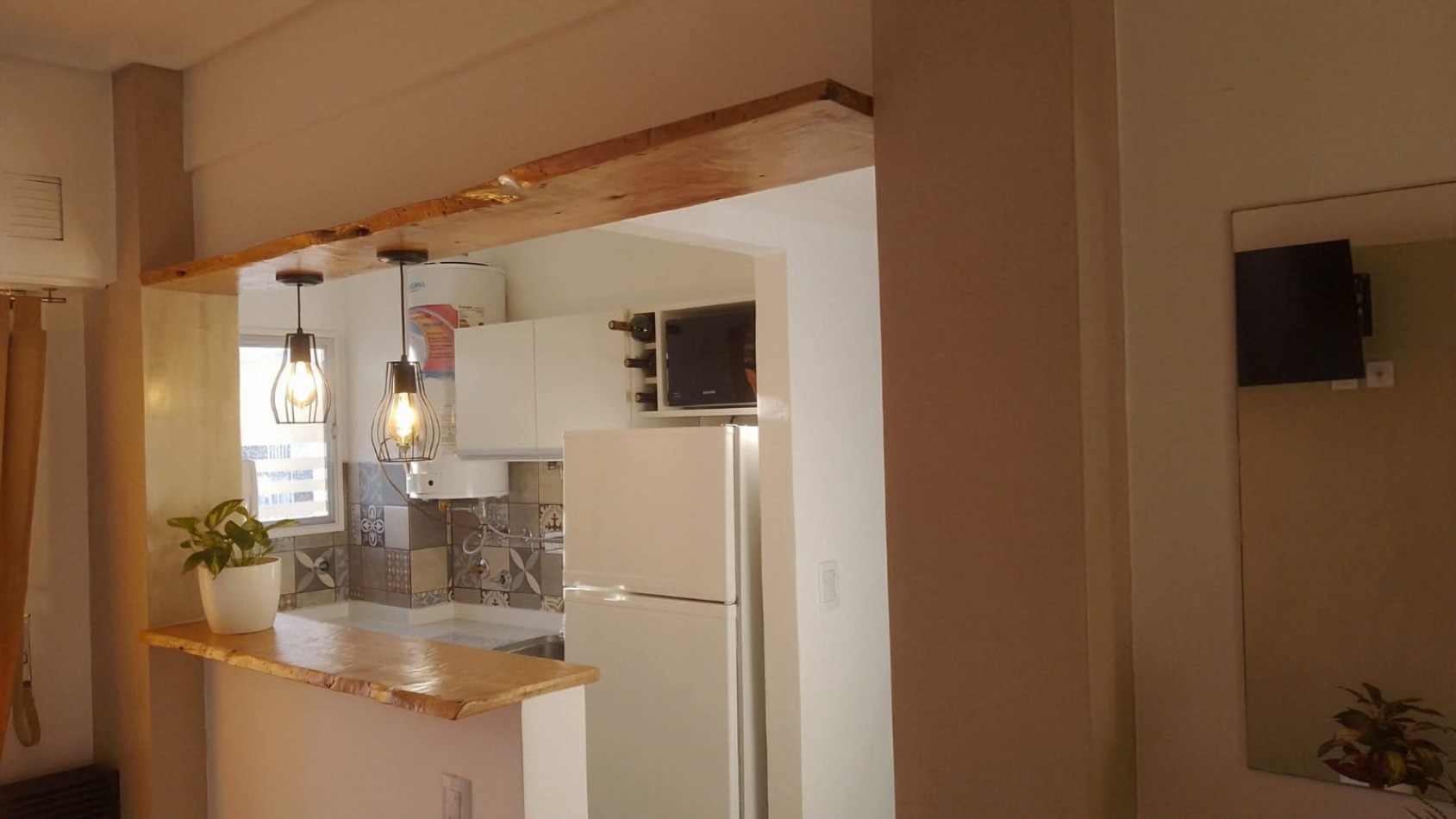 Departamento de 2 ambientes a la calle con balcon Corrientes y Rawson