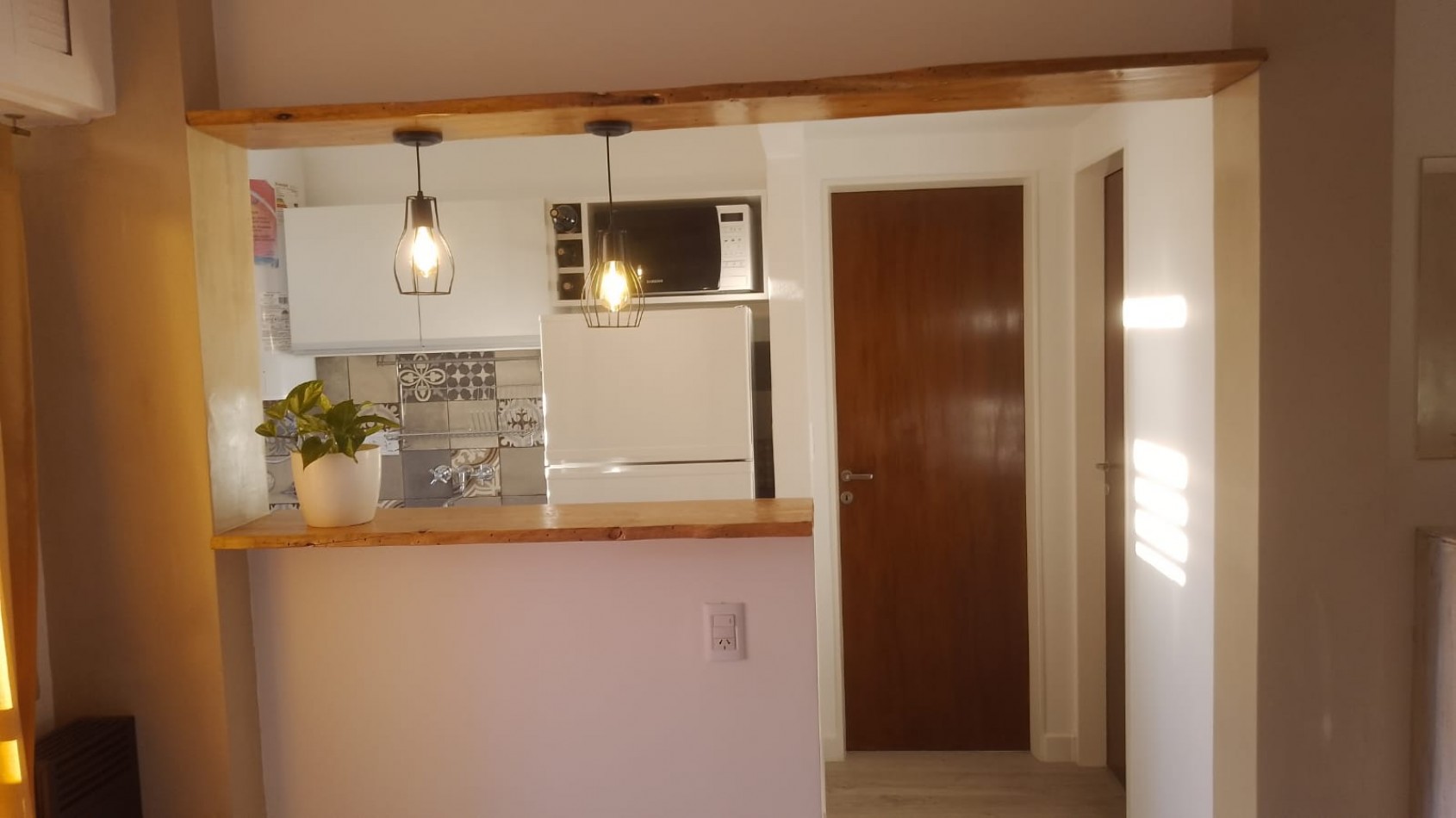 Departamento de 2 ambientes a la calle con balcon Corrientes y Rawson