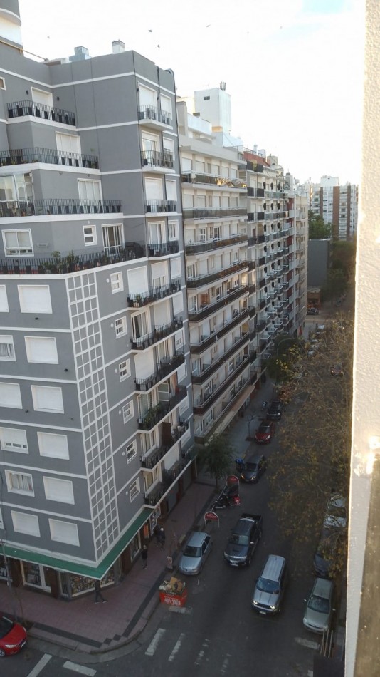 Departamento de 2 ambientes a la calle con balcon Corrientes y Rawson