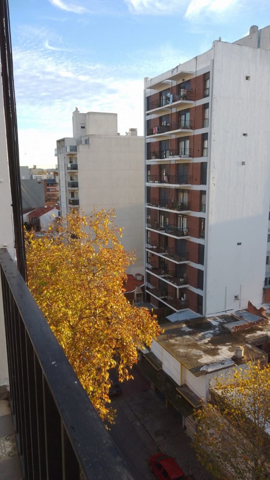 Departamento de 2 ambientes a la calle con balcon Corrientes y Rawson