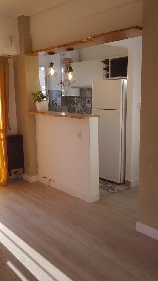 Departamento de 2 ambientes a la calle con balcon Corrientes y Rawson