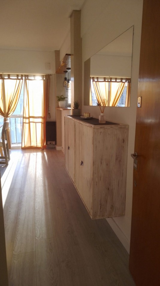 Departamento de 2 ambientes a la calle con balcon Corrientes y Rawson