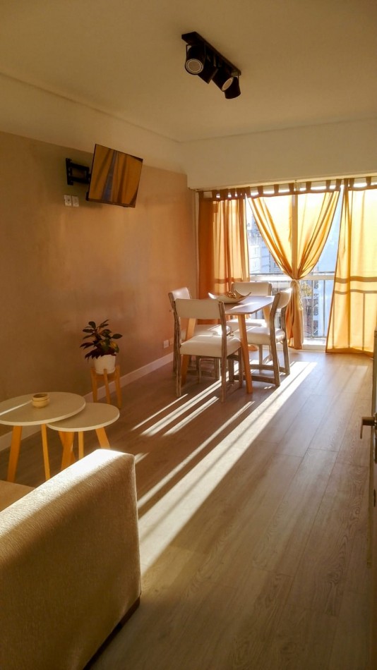 Departamento de 2 ambientes a la calle con balcon Corrientes y Rawson