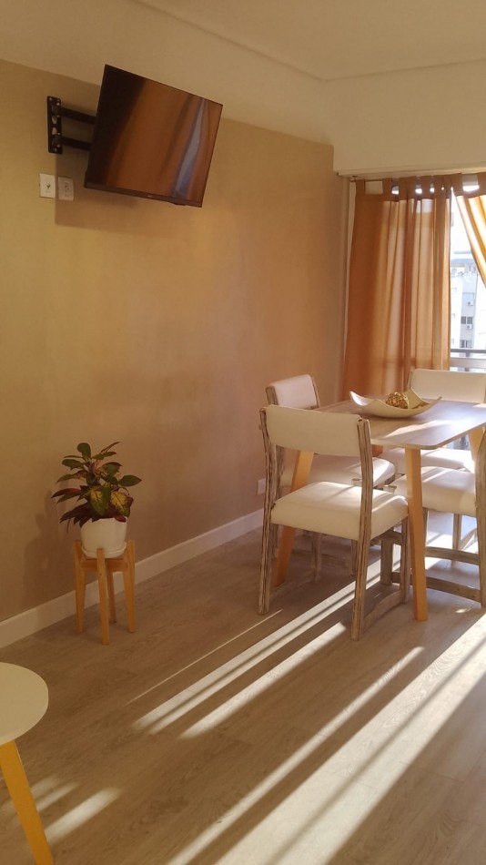 Departamento de 2 ambientes a la calle con balcon Corrientes y Rawson