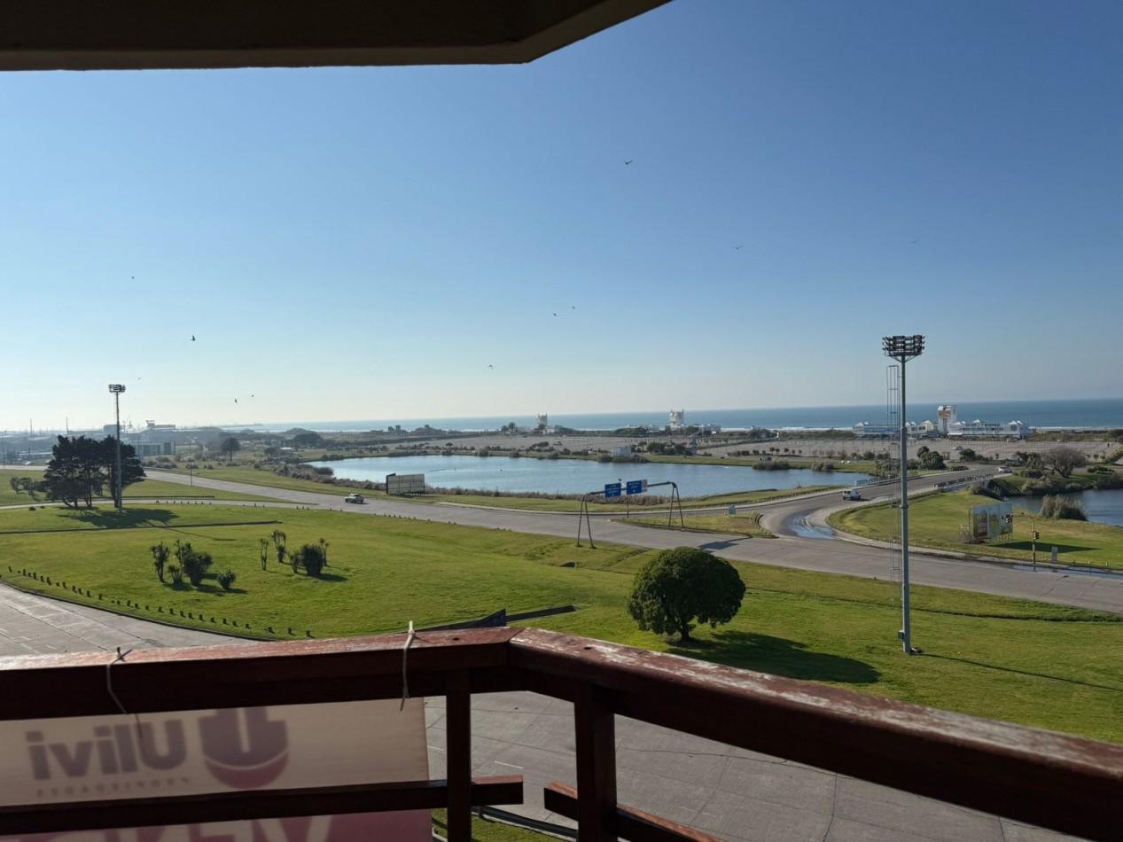 Departamento de 3 ambientes con cochera. Vista al mar.