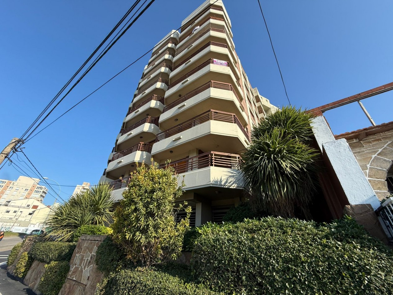 Departamento de 3 ambientes con cochera. Vista al mar.