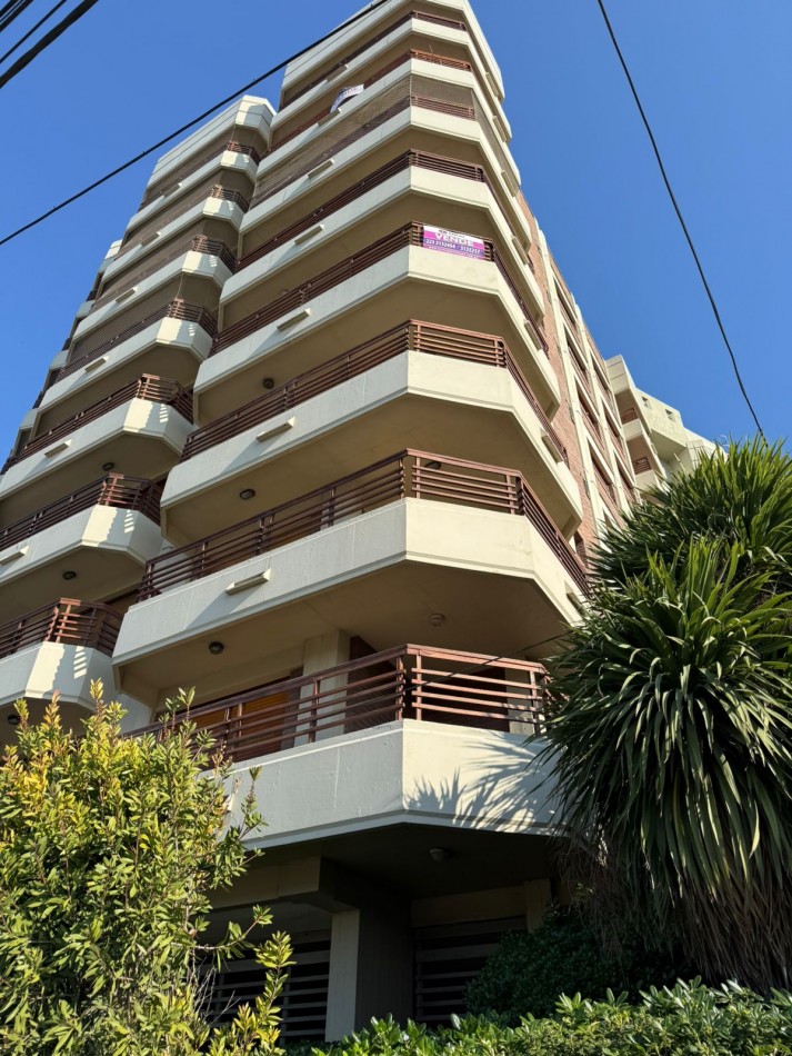 Departamento de 3 ambientes con cochera. Vista al mar.