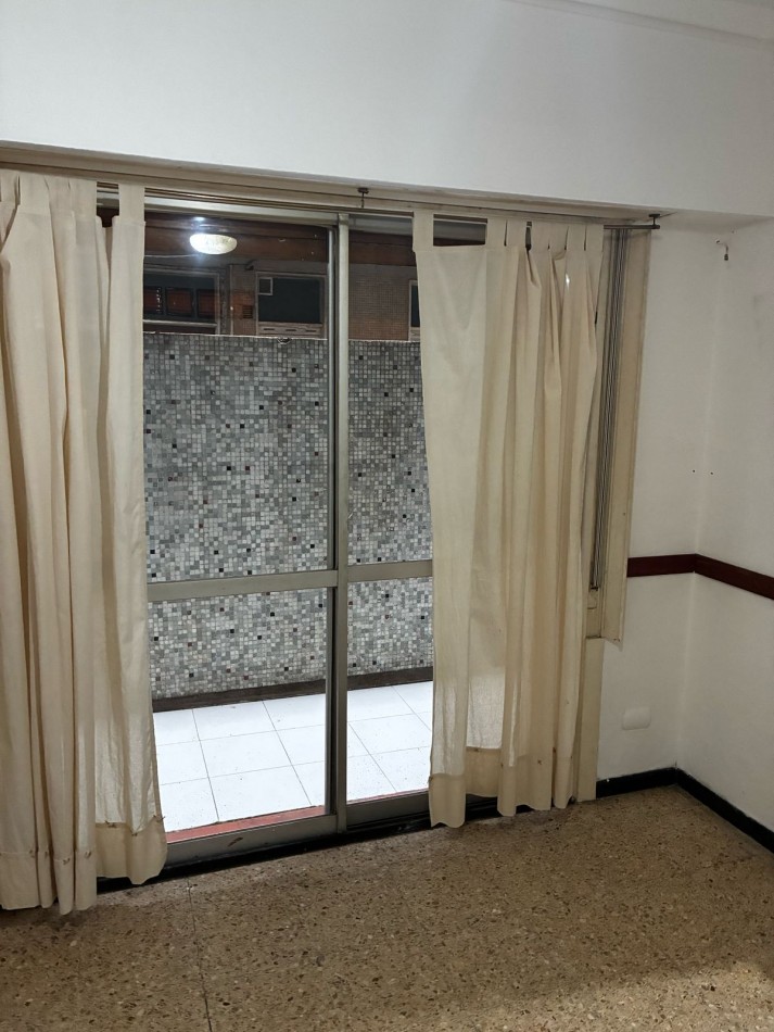 Departamento 2 ambientes con patio Tucuman y Colon
