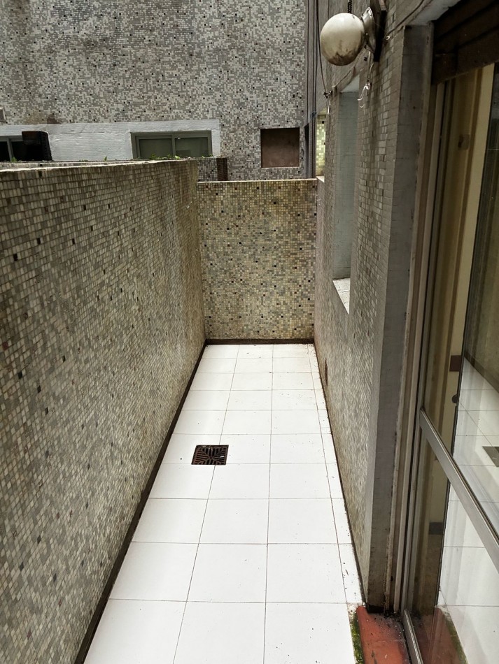 Departamento 2 ambientes con patio Tucuman y Colon
