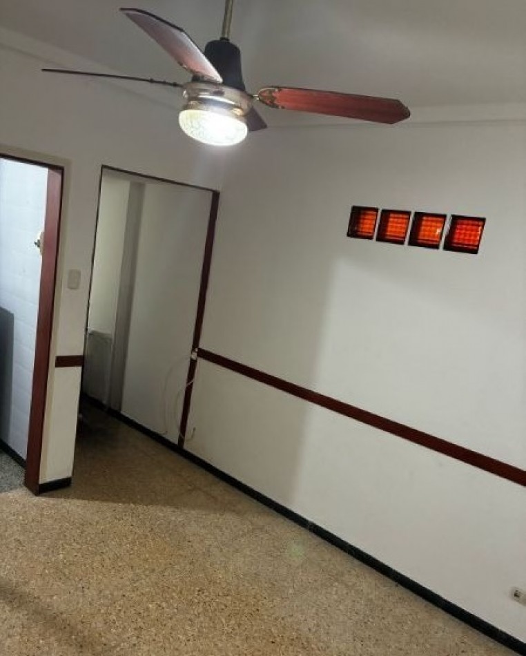 Departamento 2 ambientes con patio Tucuman y Colon