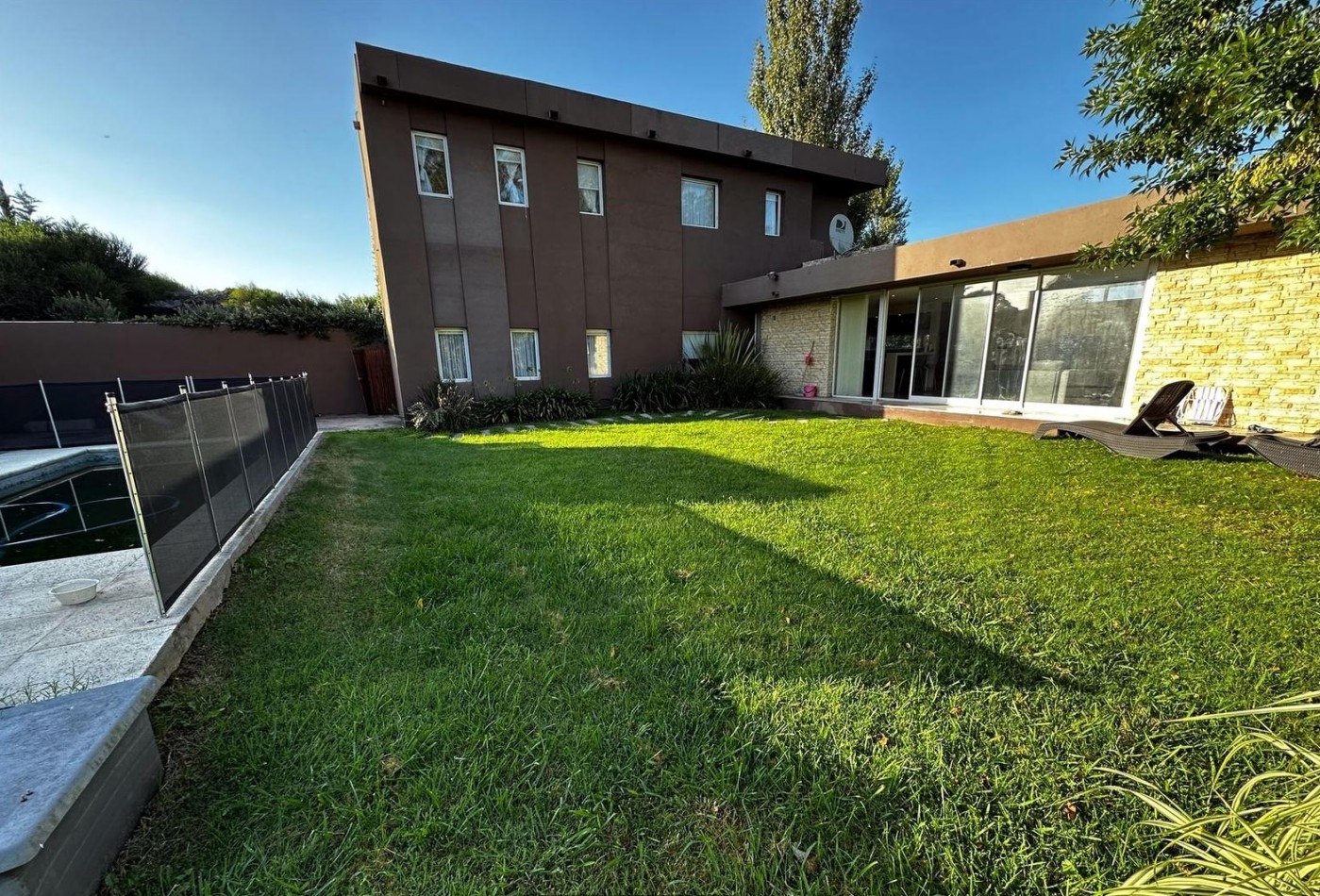 Casa de 5 ambientes con pileta en Acantilados