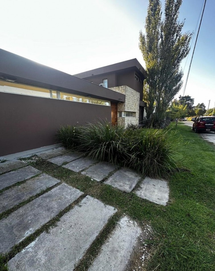 Casa de 5 ambientes con pileta en Acantilados